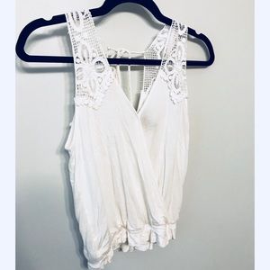 White Tank top 💕🌼